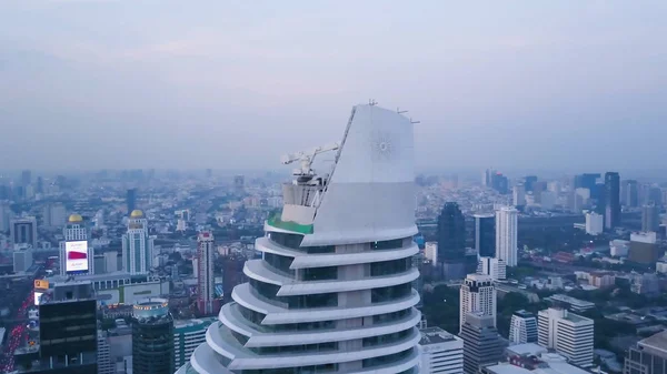 Luchtfoto van een verbazingwekkende landschap op een stad met moderne wolkenkrabbers en ondernemingen. Bovenaanzicht op een ontwikkelde stad met kantoorgebouwen en geavanceerde infrastructuur. Bovenaanzicht van de moderne stad — Stockfoto