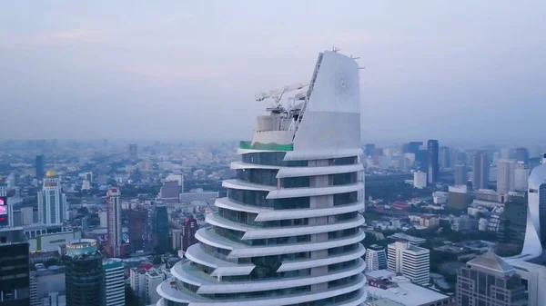 Vue aérienne d'un paysage étonnant sur une ville avec des gratte-ciel et des entreprises modernes. Vue de dessus sur une ville développée avec des immeubles de bureaux et des infrastructures avancées. Vue de dessus de la ville moderne avec — Photo