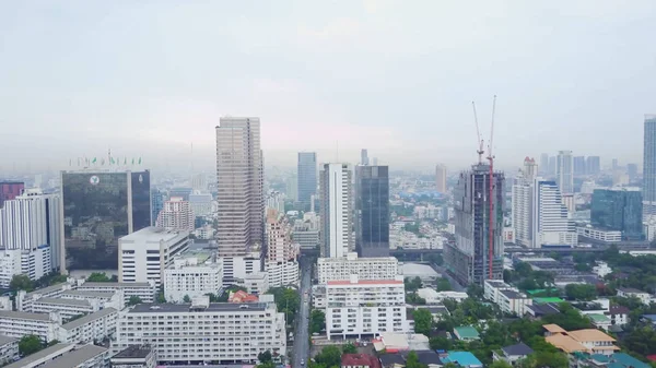 Antenne einer erstaunlichen Landschaft auf einer chinesischen Stadt mit modernen Wolkenkratzern und Unternehmen. Blick von oben auf eine entwickelte Hongkong-Stadt mit Bürogebäuden und fortschrittlicher Infrastruktur — Stockfoto