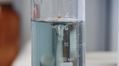 Renk karıştırma sonra sıvı değiştirir. Sıvı özel bir cihaz tarafından karışık renkli şişeye Close-Up