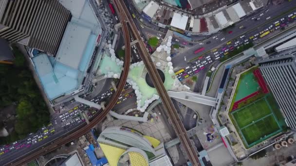 道路回旋处与汽车地段在城市在泰国. 第六街路口很美。城市的灯光傍晚。鸟瞰图。顶部视图 — 图库视频影像