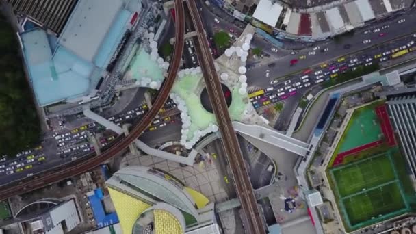 Rotonda de carretera con lotes de coches en la ciudad en Tailandia.La intersección de la calle Sexta es hermosa.Paisaje.Noche clara.Vista aérea.Vista superior — Vídeo de stock