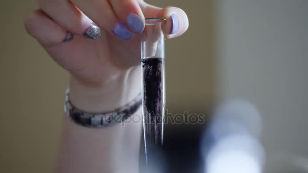 Tes laboratorium dengan tabung reaksi dan pipet kecil diisi dengan cairan hitam, kontaminasi air, percobaan. Cairan hitam dalam tabung percobaan — Stok Video