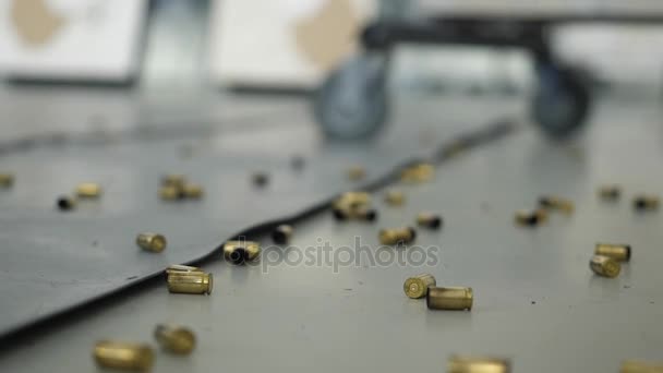 Cajas de balas tiradas en el suelo de la habitación. Casquillos de bala en sombra en el suelo. Gran número de casquillos de balas vivas que yacen en el suelo de la habitación — Vídeos de Stock