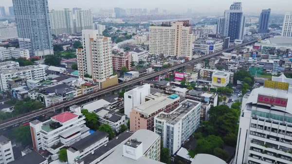 Vue aérienne d'un paysage étonnant sur une ville chinoise avec des gratte-ciel et des entreprises modernes. Vue de dessus sur une ville développée de Hong Kong avec des immeubles de bureaux et une infrastructure avancée — Photo
