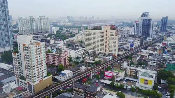 Vista superior de la ciudad y Sky Train de Bangkok saliendo de la estación. Vista superior de la ciudad moderna y Traine va — Foto de Stock