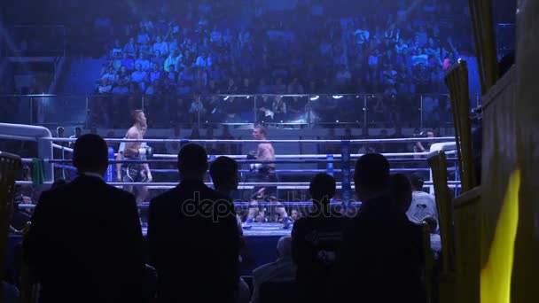 Ekaterinburg, Rusia - 16 de abril de 2017: Pelea de boxeo en peso ligero por el título. La vista desde debajo de las gradas. Coincidencia de caja profesional — Vídeo de stock