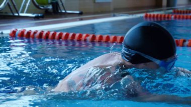 Yüzme Havuzu spor gezinme yüzücü atlet afiş. Serbest vuruş tekniği rekabet için su havuzu lane eğitim yapan erkek. Sağlıklı aktif yaşam tarzı. Ağır çekim