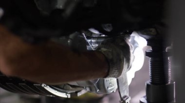 Sakin işçi uçak makine ve şasi kontrol. Uçak bakım mekanik uçak kasa olup olmadığını denetler. Yeni kasa bir uçakta yükleme. Mühendis şasi denetler. Havaalanı işçisi makinist