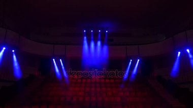 Kırmızı kadife koltuklar için seyirci tiyatro veya sinema. Kırmızı kadife kumaş bez boş birçok koltuk satır sütun film tiyatro konser ya da seminer konferans odasında