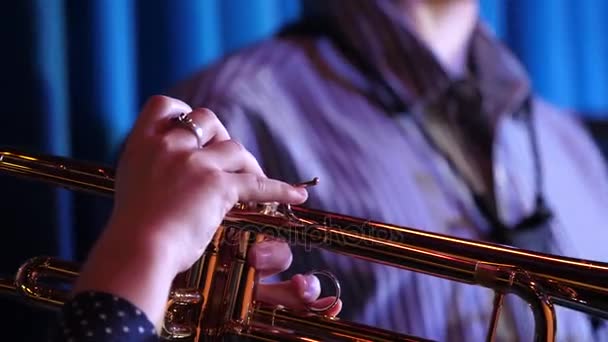 Trompettist. Trompettist handen spelen van messing muziekinstrument close-up — Stockvideo