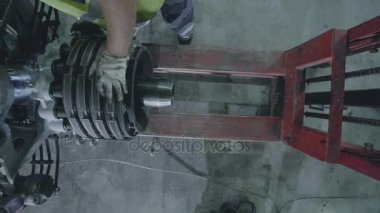 Uçağın iniş tamiri. Harcanabilir parçaları uçak şasi güvenlik için değiştirme