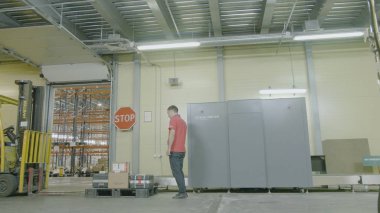 Bagaj çanta Havaalanı terminalinde. Denetleyicisi güvenlik için Bagaj sıralar adamdır