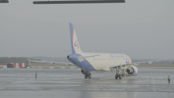 Yekaterinburg, Rusya - Ağustos 2017: bir yolcu uçağı hizmeti için hazırlanıyor yolcu uçak hangar, önünde. Uçağın arkasında yol açın ve tüm uçak hangarı içinde. — Stok video