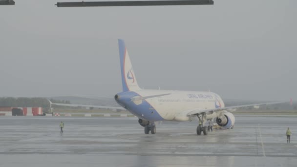 Yekaterinburg, Rússia - agosto de 2017: Avião de passageiros em frente ao hangar, preparando-se para o serviço de um avião de passageiros. O avião no hangar, atrás de todo o avião e do corredor . — Vídeo de Stock