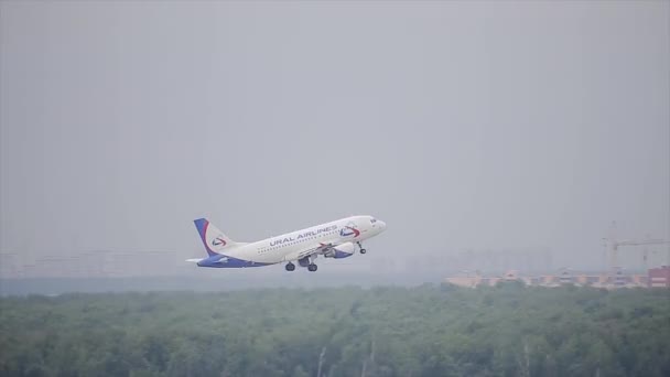 Jekaterinenburg Rusland - augustus, 2017. het passagiersvliegtuig van de landingsbaan van de luchthaven begon, begint te krijgen hoogte en wist u het chassis — Stockvideo