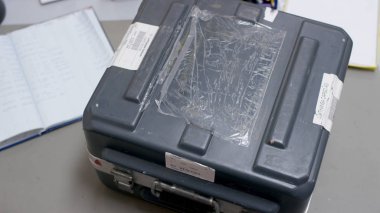 Kadın el davadan kabul edilir. Bir alüminyum çanta tutarak ve önemli görüşmeler ve fırsatlar için hazırlık bir iş kadını. Para ve belgeler ofis çalışanı, güvenli ellerde.