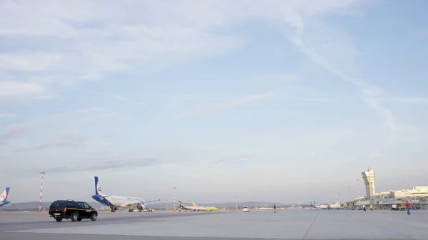 Einige Flugzeuge standen während des Boarding-Betriebs am Flughafen in den Startlöchern. Es sind vier Flugzeuge an einem sonnigen Tag mit blauem Himmel. Reise- und Transportkonzepte. — Stockfoto