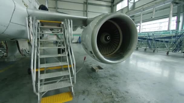 Letecký motor v hangáru. Letadlo turbína detail, letadlo v hangáru. Motor z letadla pod těžkou údržbu — Stock video