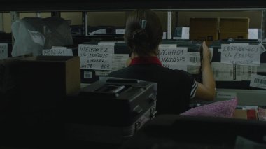 Havaalanı stok de sol Bagaj. Havaalanında depodaki bir kayıp çanta kadın gönderir