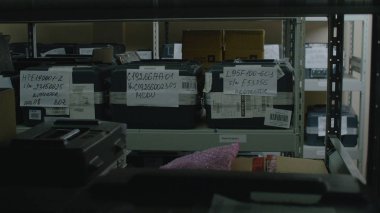 Havaalanı stok de sol Bagaj. Havaalanında depodaki bir kayıp çanta kadın gönderir