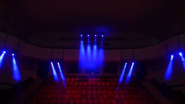 Kırmızı kadife koltuklar için seyirci tiyatro veya sinema. Kırmızı kadife kumaş bez boş birçok koltuk satır sütun film tiyatro konser ya da seminer konferans odasında