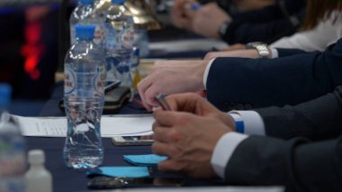 Jüriye bir boks maçı. Hakim sınıf özetliyor boks mücadele için