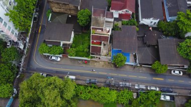Üstten Görünüm Bangkok varoş mahallenin. Tayland konut geliştirme Park ve çatı üstleri hava görünümünü. Konut binasının Üstten Görünüm