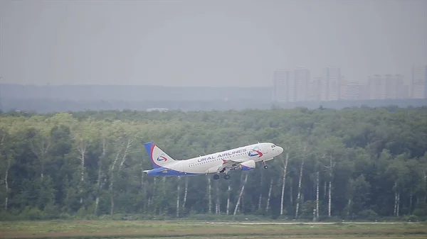 러시아 예카테린부르크-8 월 2017. 여객기는 공항 활주로에서 이륙 하 고 고도 얻기 시작 하 고, 섀시를 지웁니다. — 스톡 사진