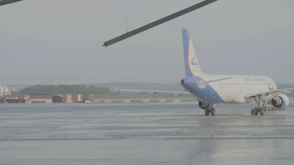 エカテリンブルク, ロシア連邦 - 2017 年 8 月: 乗客の飛行機格納庫の前に旅客機のサービスのための準備します。全体の平面と貫通路の後ろに、格納庫の飛行機. — ストック写真