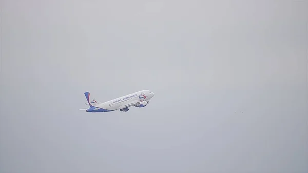 Yekaterinburg Rússia agosto, 2017. o avião de passageiros decolou da pista do aeroporto, começa a ganhar altitude, e limpa o chassi — Fotografia de Stock