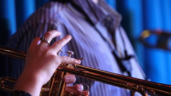 Tocador de trompete. Trumpeter mãos tocando instrumento de música de latão de perto — Fotografia de Stock