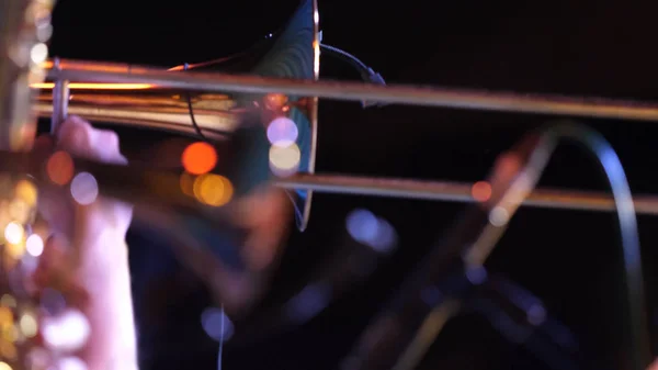 Pipes entre les mains de musiciens. Musiciens jouant des instruments à vent — Photo