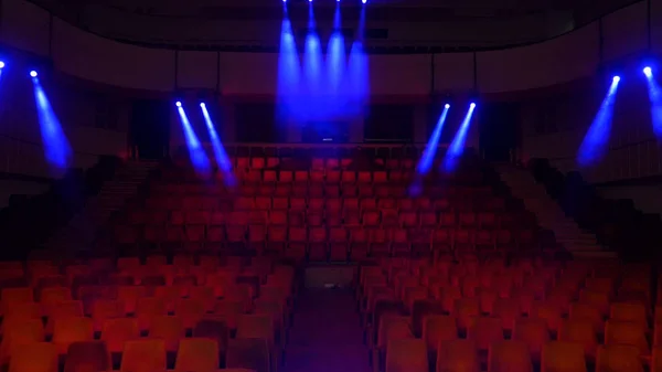 Asientos de terciopelo rojo para espectadores en el teatro o el cine. Tela de terciopelo rojo vacía muchos asientos columna de fila en el concierto de cine o sala de conferencias Seminario —  Fotos de Stock