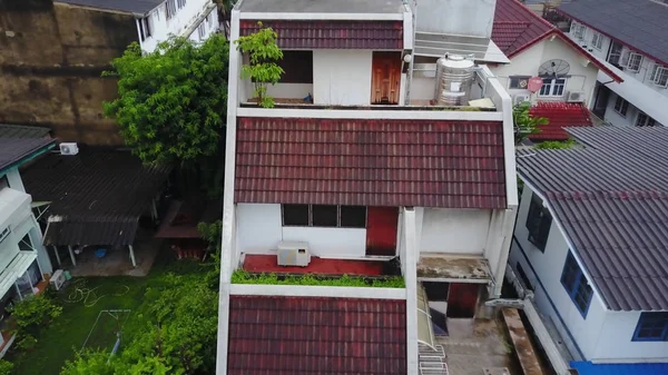 Top View of Bairro Suburban em Banguecoque. Vista aérea de estacionamento e telhado no topo do desenvolvimento de habitação Tailândia. Vista superior da casa residencial — Fotografia de Stock