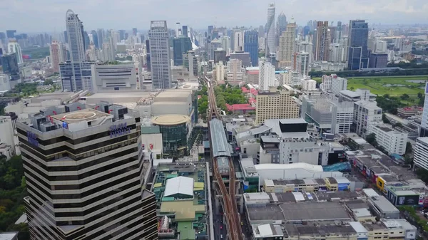 近代的な高層ビルや企業と中国都市の素晴らしい風景のアンテナ。オフィスビルや高度なインフラストラクチャと開発した香港町平面図 — ストック写真