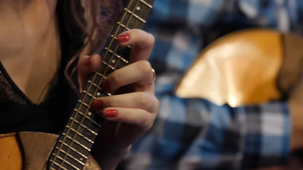 Mulher a tocar música com balalaika. Conceito de estilo de vida. Instrumento russo. Música popular conjunto russo - mulher tocando a balalaika — Fotografia de Stock