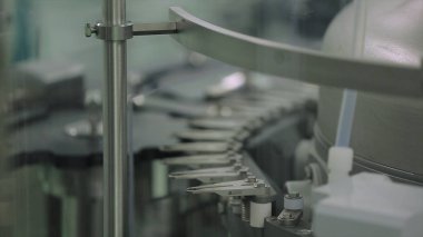 Eczane sektöründe üretim satırındaki ilaç malzemeleri karıştırma tankı ile Fabrika Fabrika üretimi. İlaç teknoloji ekipman tesisi su hazırlama eczane tesisi için.