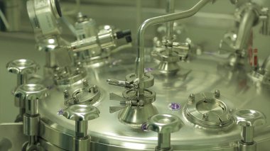 Eczane sektöründe üretim satırındaki ilaç malzemeleri karıştırma tankı ile Fabrika Fabrika üretimi. İlaç teknoloji ekipman tesisi su hazırlama eczane tesisi için.