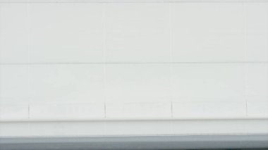 Silindir Panjur kapı ve uçak hangar arka planda. İş jet Uçak hangarında olduğunu. Uzak bir Havacılık kapılar doğru kamera karşı karşıya bir hangarda özel kurumsal jet Park