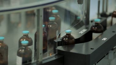 İlaç endüstrisi. Şişe ile fabrikada üretim hattı makine konveyör. sıvı ilaç ilaç üretimi