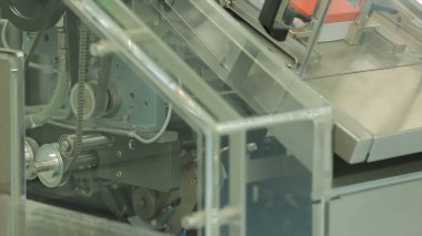 İlaç endüstrisi. Şişe ile fabrikada üretim hattı makine konveyör. sıvı ilaç ilaç üretimi