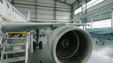 Uçak motoru hangarda kapatın. Uçak türbin ayrıntı, hangarda uçak. Ağır bakım altında uçak motoru