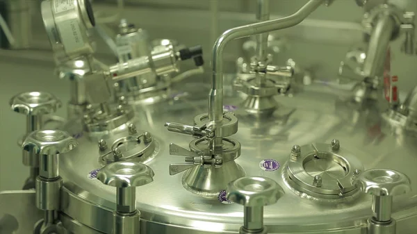 Eczane sektöründe üretim satırındaki ilaç malzemeleri karıştırma tankı ile Fabrika Fabrika üretimi. İlaç teknoloji ekipman tesisi su hazırlama eczane tesisi için.