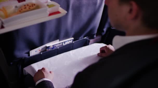 Jekaterinenburg - augustus 2017: Buik van stewardess dienblad met vliegtuig voedsel op blauwe achtergrond te houden. Stewardess bracht lunch, zakenman, eerste klasse, hoog niveau van dienstverlening op het vlak — Stockvideo