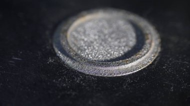 Müzik hoparlör close-up. 3d printerlere harcama maddeler detayını. Krom metal yuvarlak örgü kesme yakın çekim ile arka plan bulanık