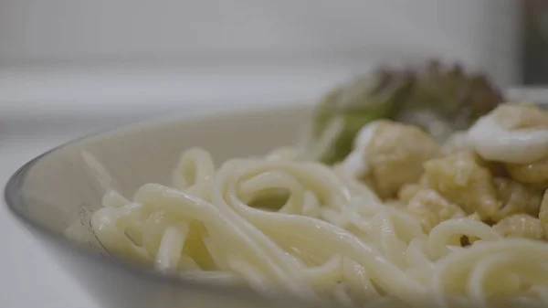 Fettuccine Alfredo com molho de abobrinha de frango branco. Pasta fettuccine alfredo com frango, parmesão e salsa no fundo branco fechar. Cozinha italiana . — Fotografia de Stock