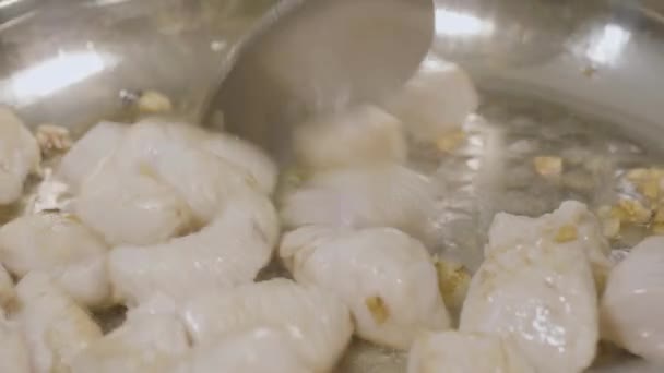 Hühnerbrust mit Champignons in Sahnesauce auf einer Pfanne auf der Tischplatte. murgh makhani in der Pfanne — Stockvideo