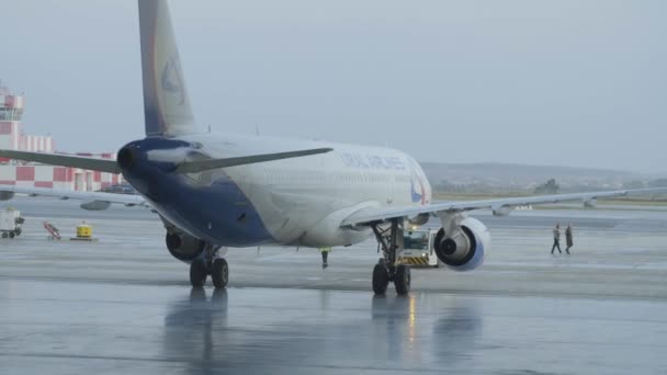 RÚSSIA, MOSCOW - 12 DE OUTUBRO DE 2017: Estacionamento de avião no hangar do aeroporto. Avião no hangar, visão traseira da aeronave e luz das janelas. Rolagem da aeronave do hangar — Vídeo de Stock