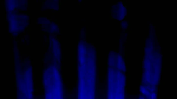 Blauer Scheinwerfer und Rauch auf schwarzem Hintergrund. abstrakter dunkler Hintergrund mit hellblauen Bühnenscheinwerfern. Licht und Rauch. Reihe blauer Lichter von einer Bühne. — Stockfoto